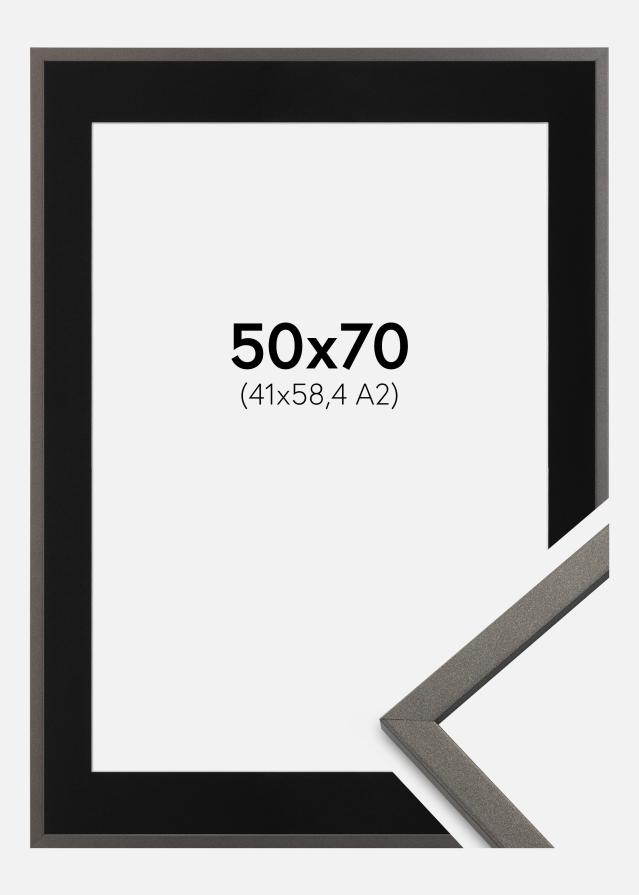 Ram med passepartou Fotolijst Edsbyn Grafiet 50x70 cm - Passe-partout Zwart 42x59,4 cm (A2)