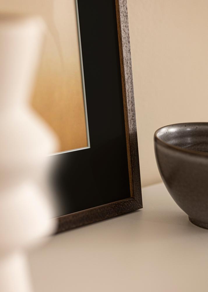 Ram med passepartou Fotolijst Edsbyn Walnoot 35x50 cm - Passe-partout Zwart 24x30 cm