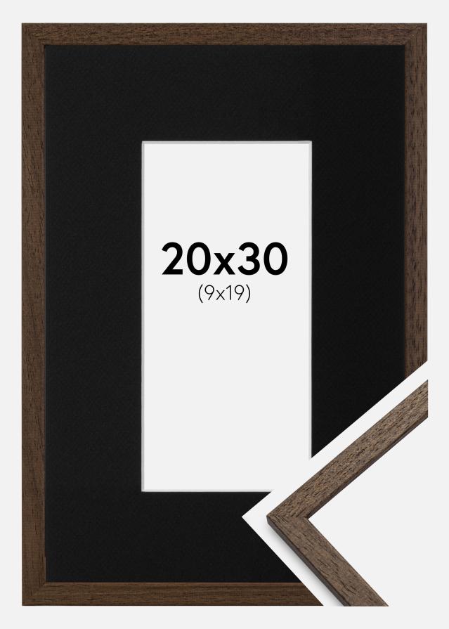 Ram med passepartou Fotolijst Edsbyn Walnoot 20x30 cm - Passe-partout Zwart 10x20 cm
