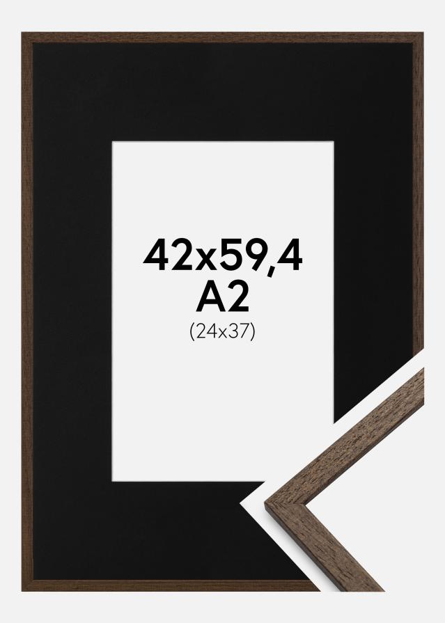 Ram med passepartou Fotolijst Edsbyn Walnoot 42x59,4 cm (A2) - Passe-partout Zwart 25x38 cm