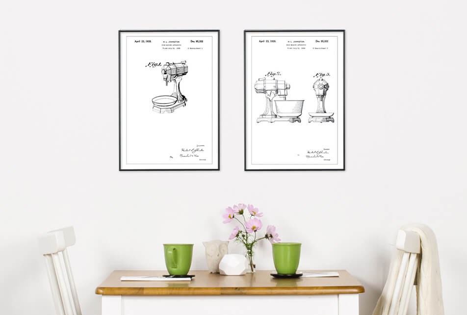 Posters met patenttekeningen van een mixer op een witte muur - keukeninrichting