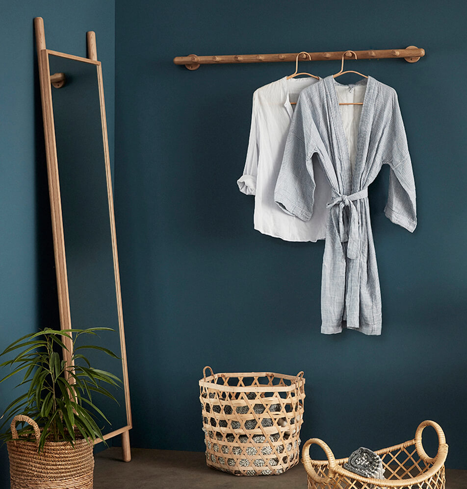 Badkamerinrichting - houten manden, eiken vloerspiegel, hanger en ochtendjas
